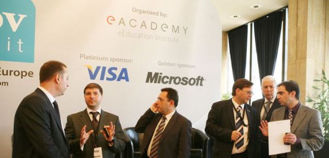 Министърът на транспорта и информационните технологии Александър Цветков (в средата) уважи  Webit eGov Summit