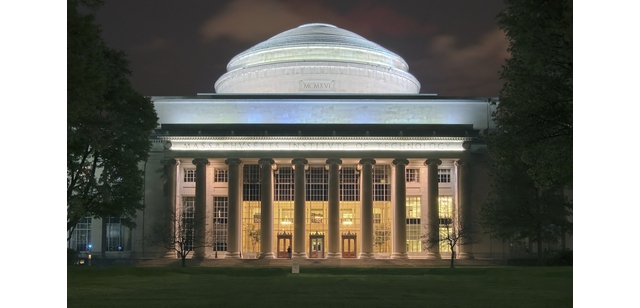Сградата на МТИ през нощта