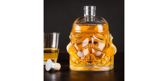 styklena-butilka-za-alkohol-star-wars-stormtrooper-01-768x768